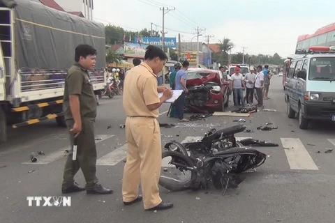 Cảnh sát giao thông điều tra tại hiện trường một vụ tai nạn. (Ảnh: Nguyễn Văn Việt/TTXVN)