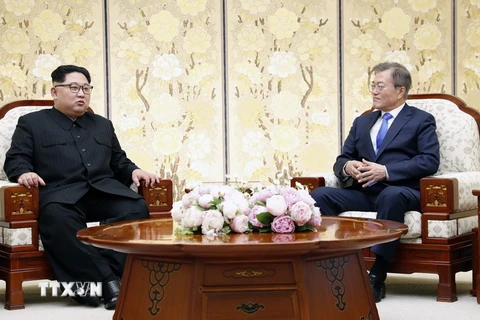 Nhà lãnh đạo Triều Tiên Kim Jong-un (trái) và Tổng thống Hàn Quốc Moon Jae-in tại cuộc gặp ở Panmunjom ngày 27/4 vừa qua. (Ảnh: Yonhap/TTXVN)