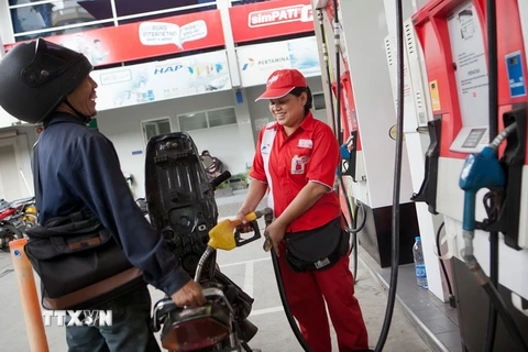 Bơm xăng cho phương tiện tại một trạm xăng ở Jakarta của Indonesia. (Ảnh: AFP/TTXVN)