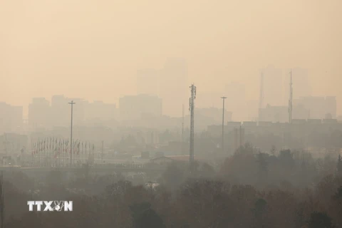 Khói mù ô nhiễm bao phủ bầu trời Tehran, Iran ngày 19/12/2017. (Ảnh: AFP/TTXVN)