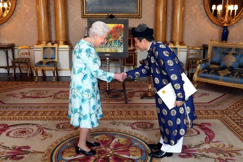 Đại sứ Việt Nam tại Anh trình quốc thư lên Nữ hoàng Elizabeth II. (Nguồn: Lễ tân Hoàng gia Anh)