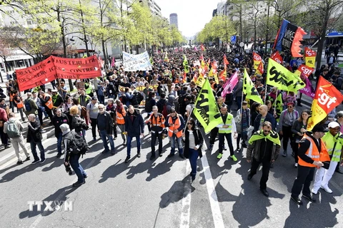 Nhân viên SNCF tham gia đình công tại Paris ngày 13/4 vừa qua. (Ảnh: AFP/TTXVN)