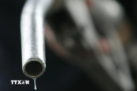 Bơm xăng cho các phương tiện tại trạm xăng ở Tehran của Iran. (Ảnh: AFP/TTXVN)