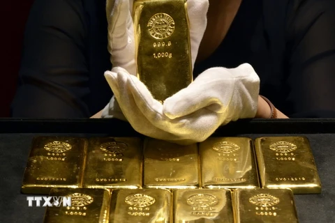Vàng miếng tại một cửa hàng ở Tokyo của Nhật Bản. (Ảnh: AFP/TTXVN)