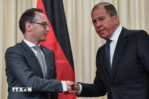 Ngoại trưởng Nga Sergei Lavrov (phải) và người đồng cấp Đức Heiko Maas (trái) tại cuộc họp báo sau cuộc gặp tại Moskva. (Ảnh: AFP/TTXVN)