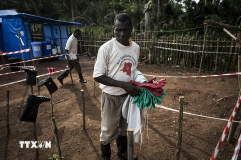 Nhân viên y tế khử trùng đồ đạc tại khu vực cách ly tại Muma của Cộng hòa Dân chủ Congo, sau khi phát hiện trường hợp nhiễm virus Ebola. (Ảnh: AFP/TTXVN)
