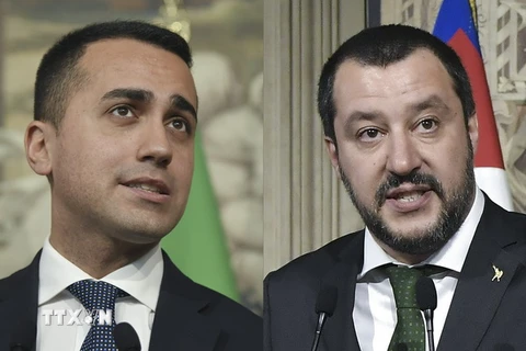 Lãnh đạo đảng M5S Luigi Di Maio và lãnh đạo đảng cực hữu Liên đoàn Matteo Salvini. (Ảnh: AFP/TTXVN) 