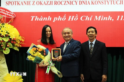 Ông Huỳnh Minh Thiện, Chủ tịch HUFO (giữa) tặng Huy hiệu HUFO cho bà Barbara Szymanowska, Đại sứ Cộng hòa Ba Lan tại Việt Nam. (Ảnh: Xuân Khu/TTXVN)