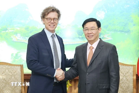 Phó Thủ tướng Vương Đình Huệ tiếp ngài Pereric Högberg, Đại sứ Thuỵ Điển tại Việt Nam. (Ảnh: Lâm Khánh/TTXVN) 