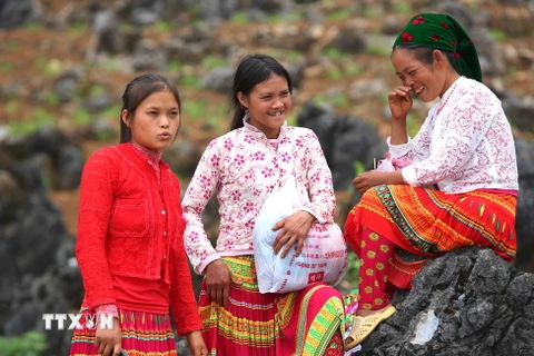 Các cô gái dân tộc H'Mông trong trang phục truyền thống tại Chợ tình Khau Vai. (Ảnh: Thành Đạt/TTXVN) 