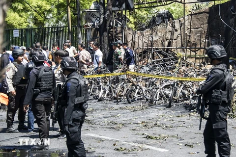 Cảnh sát điều tra tại hiện trường vụ đánh bom tại Surabaya ở Đông Java ngày 13/5. (Ảnh: AFP/TTXVN) 