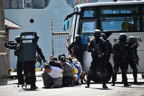 Cảnh sát Indonesia tham gia diễn tập chống khủng bố tại Denpasar trên đảo Bali ngày 8/3 vừa qua. (Ảnh: AFP/TTXVN) 