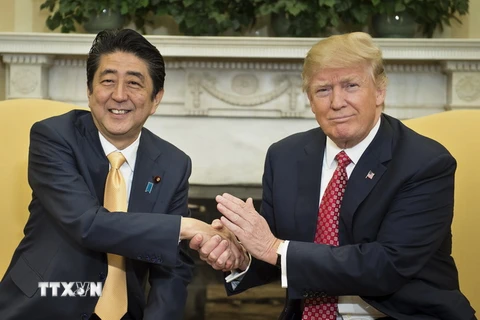 Thủ tướng Nhật Bản Shinzo Abe và Tổng thống Mỹ Donald Trump. (Ảnh: AFP/TTXVN)
