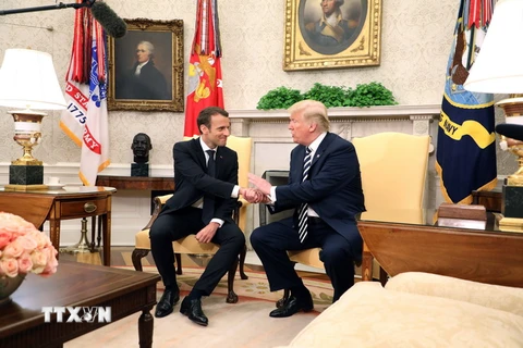 Tổng thống Mỹ Donald Trump (phải) và Tổng thống Pháp Emmanuel Macron (trái) tại cuộc gặp ở Washington, DC. (Ảnh: AFP/TTXVN)