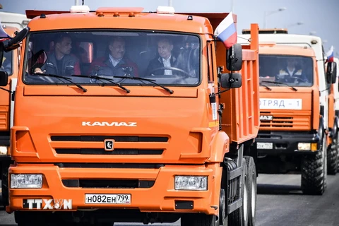 Tổng thống Nga Vladimir Putin lái xe tải đi qua một cây cầu kết nối miền Nam nước Nga với bán đảo Crimea. (Ảnh: AFP/TTXVN)