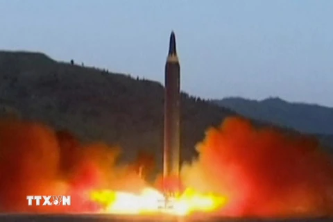 Một vụ phóng tên lửa đạn đạo liên lục địa Hwasong-12 của Triều Tiên tháng 5/2017. (Ảnh: The Telegraph/TTXVN)