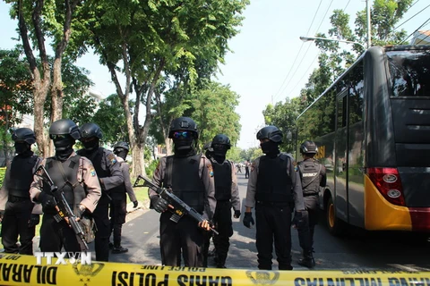 Cảnh sát gác tại hiện trường vụ đánh bom ở Surabaya, Indonesia ngày 13/5 vừa qua. (Ảnh: THX/TTXVN)