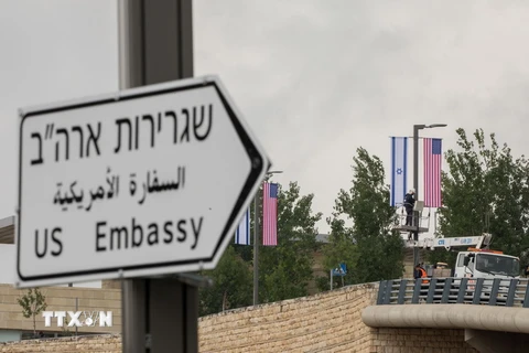 Biển báo "Đại sứ quán Mỹ" cùng cờ Mỹ và cờ Israel được dựng tại Jerusalem. (Ảnh: THX/TTXVN)