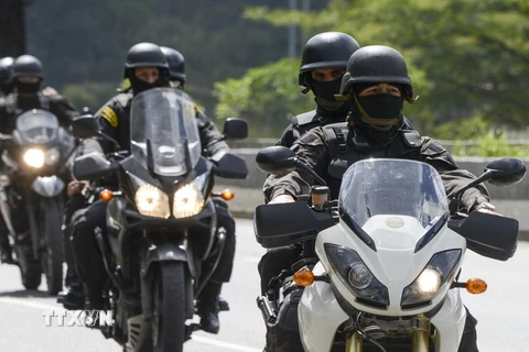 Lực lượng an ninh Venezuela tuần tra tại Caracas. (Ảnh: AFP/TTXVN)