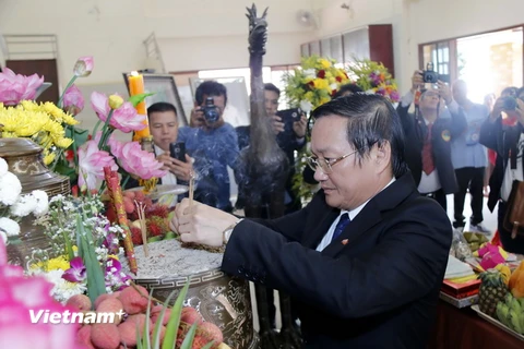 Đại sứ Nguyễn Bá Hùng đang dâng hương tưởng niệm Chủ tịch Hồ Chí Minh. (Ảnh: Phạm Kiên/Vietnam+)