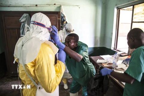 Nhân viên y tế làm nhiệm vụ tại khu vực cách ly dành cho các bệnh nhân nhiễm virus Ebola tại Bikoro của Cộng hòa Dân chủ Congo ngày 12/5 vừa qua. (Ảnh: EPA-EFE/TTXVN)