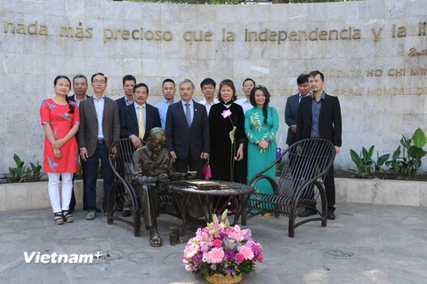 Cộng đồng người Việt tại Mexico dâng hoa trước tượng Chủ tịch Hồ Chí Minh. (Ảnh: Việt Hùng/Vietnam+)