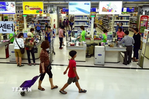 Người dân mua sắm tại một siêu thị ở thủ đô Seoul của Hàn Quốc. (Ảnh: AFP/TTXVN)