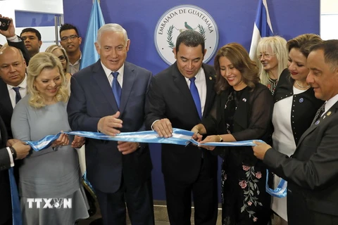 Thủ tướng Israel Benjamin Netanyahu (giữa, trái) và Tổng thống Guatemala Jimmy Morales (giữa, phải) tại lễ cắt băng khánh thành đại sứ quán Guatemala ở Jerusalem ngày 16/5 vừa qua. (Ảnh: AFP/TTXVN)