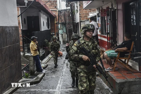 Binh sỹ Colombia tuần tra tại khu vực Medellin, Antioquia ngày 27/4 vừa qua. (Ảnh: AFP/TTXVN)