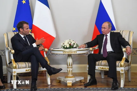 Tổng thống Nga Vladimir Putin (phải) và Tổng thống Pháp Emmanuel Macron tại cuộc gặp ở Saint Petersburg ngày 24/5. (Ảnh: AFP/TTXVN)