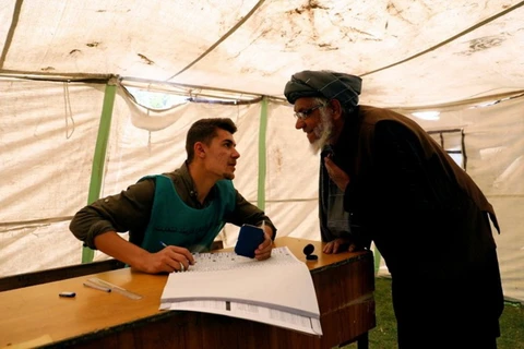 Một người đàn ông Afghanistan đến một trung tâm đăng ký cử tri để đăng ký cuộc bầu cử quốc hội và hội đồng quận sắp tới tại Kabul, Afghanistan ngày 23/4 vừa qua. (Nguồn: Reuters)