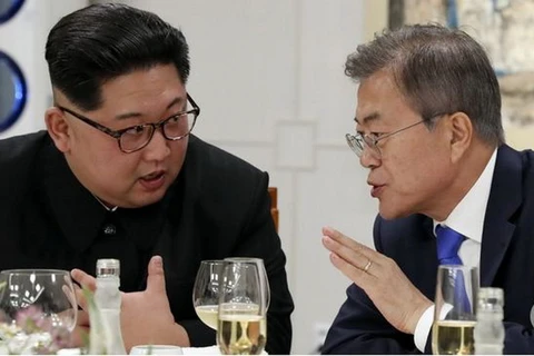 Tổng thống Hàn Quốc Moon Jae-in và nhà lãnh đạo Triều Tiên Kim Jong-un. (Nguồn: AP)