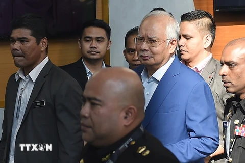 Cựu Thủ tướng Malaysia Najib Razak (giữa) tới trình diện Ủy ban chống tham nhũng (MACC) ở Putrajaya. (Ảnh: AFP/TTXVN)