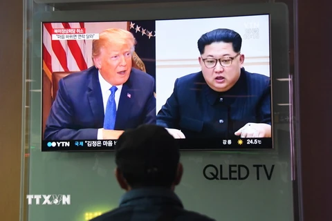 Người dân theo dõi truyền hình đưa tin về Tổng thống Mỹ Donald Trump (trái) và Nhà lãnh đạo Triều Tiên Kim Jong-un, tại nhà ga Seoul ngày 25/5 vừa qua. (Ảnh: AFP/TTXVN)