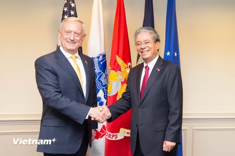 Đại sứ Phạm Quang Vinh và Bộ trưởng Quốc phòng James Mattis. (Ảnh: Đoàn Hùng/Vietnam+)