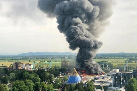 Một cột khói đen tại khu vui chơi giải trí Europa-Park ở Rust, của nước Đức, ngày 26/5. (Nguồn: AFP)