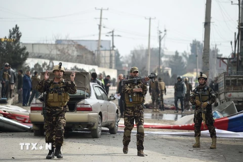 Lực lượng an ninh Afghanistan điều tra tại hiện trường một vụ tấn công tại Kabul. (Ảnh: AFP/TTXVN)
