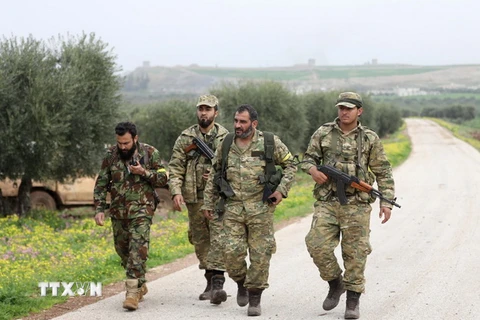 Lực lượng đồng minh với Thổ Nhĩ Kỳ tại Syria tuần tra ở thị trấn Jandairis, Afrin ngày 7/3 vừa qua. (Ảnh: AFP/TTXVN)