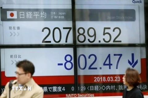 Bảng tỷ giá chứng khoán tại Tokyo của Nhật Bản ngày 23/5 vừa qua. (Ảnh: Kyodo/TTXVN)