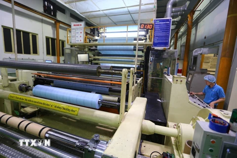 Sản xuất vải chống thấm tại Công ty TNHH DeaMyung Chemecal Việt Nam vốn đầu tư của Hàn Quốc tại khu công nghiệp Long Thành, tỉnh Đồng Nai. (Ảnh: Danh Lam/TTXVN)
