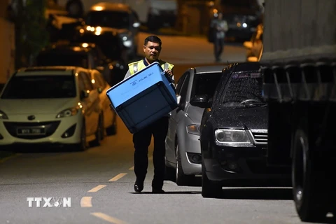 Cảnh sát Malaysia thu giữ các hiện vật trong cuộc điều tra quỹ 1MDB tại Kuala Lumpur ngày 17/5 vừa qua. (Ảnh: THX/TTXVN)