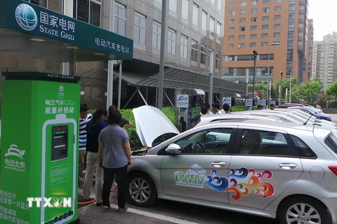 Những xe ôtô được sạc điện tại một trạm cho thuê ở Tsinghua University Science Park. (Ảnh: THX/TTXVN)