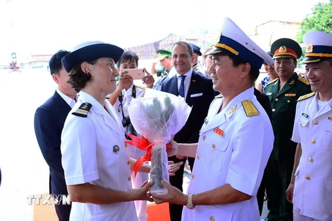 Đại tá Trần Đình Núi, đại diện lãnh đạo Vùng 2 Hải quân Việt Nam đón chỉ huy tàu hộ tống Surcouf thăm Thành phố Hồ Chí Minh. (Ảnh: Xuân Khu/TTXVN)