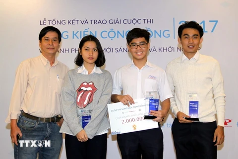 Các tác giả đoạt giải Cuộc thi Sáng kiến cộng đồng năm 2017 tại TP.HCM. (Ảnh: Thanh Vũ/TTXVN)