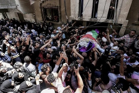 Đám tang của nữ nhân viên y tế Razan al-Najjar. (Nguồn: AFP)