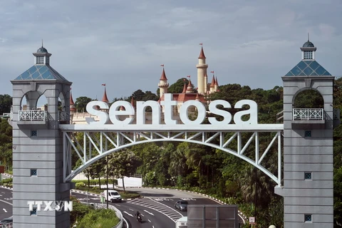 Cổng vào đảo nghỉ dưỡng Sentosa ở Singapore. (Ảnh: AFP/TTXVN)