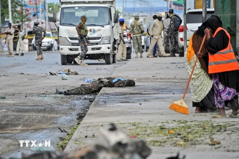 Hiện trường một vụ đánh bom xe tại Mogadishu ngày 6/4 vừa qua. (Ảnh: AFP/TTXVN)