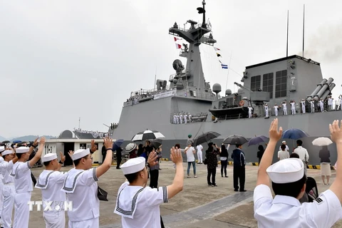 Tàu hải quân Hàn Quốc rời cảng ở Changwon để lên đường tham gia cuộc tập trận RIMPAC ngày 28/5 vừa qua. (Ảnh: Yonhap/TTXVN)