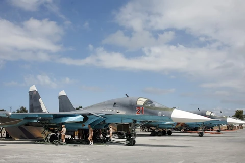 Nhân viên kỹ thuật bảo trì máy bay Su-34 của Nga. (Ảnh: EPA/TTXVN)