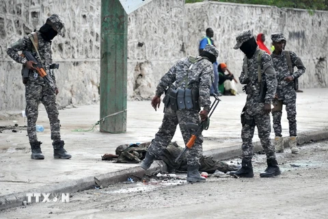 Một phiến quân nhóm khủng bố al-Shabab bị lực lượng an ninh Somalia tiêu diệt tại hiện trường vụ đánh bom liều chết ở Mogadishu ngày 6/4 vừa qua. (Ảnh: AFP/TTXVN) 